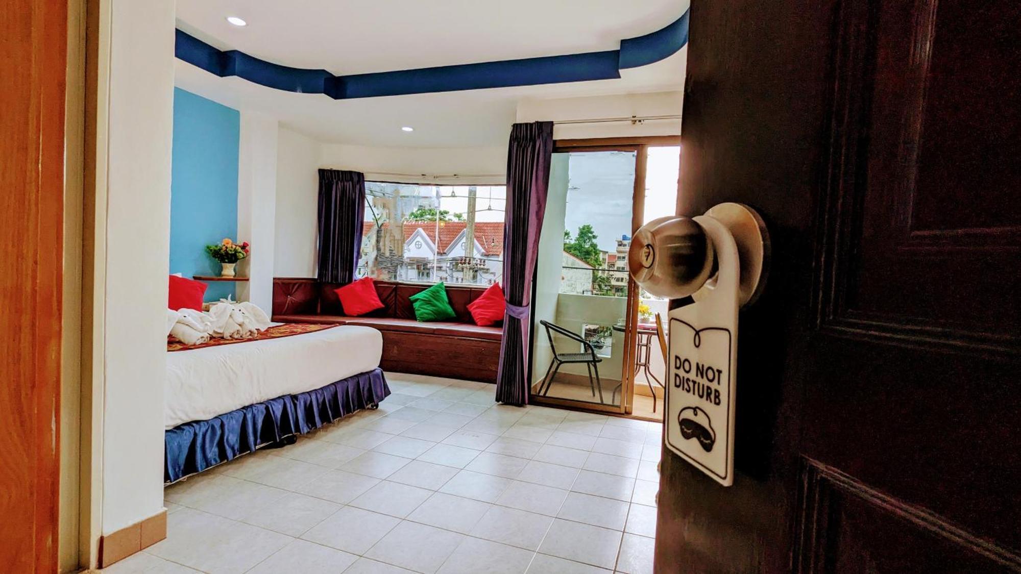 Heaven House Restro & Bar Hotel Patong Luaran gambar