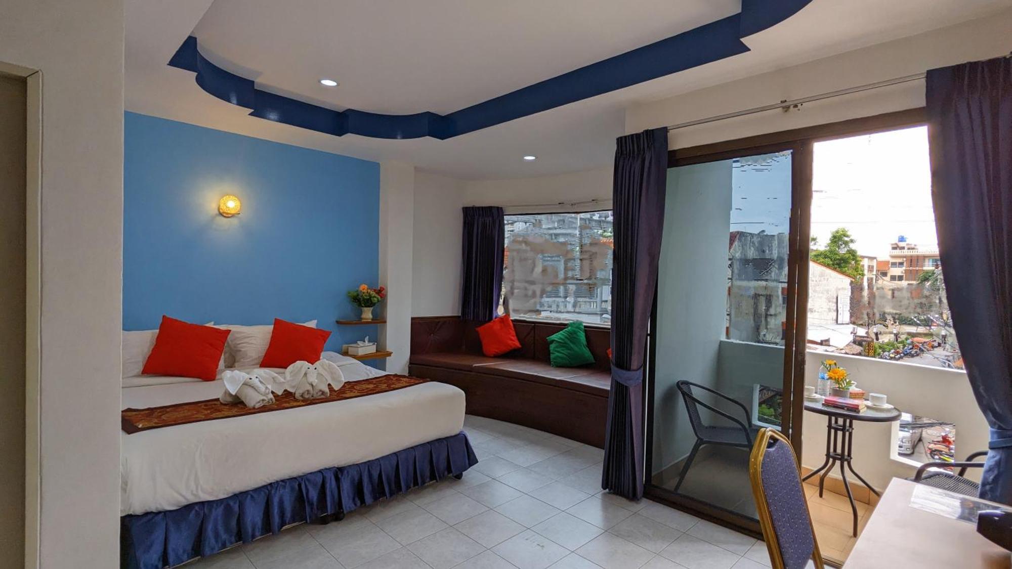 Heaven House Restro & Bar Hotel Patong Luaran gambar