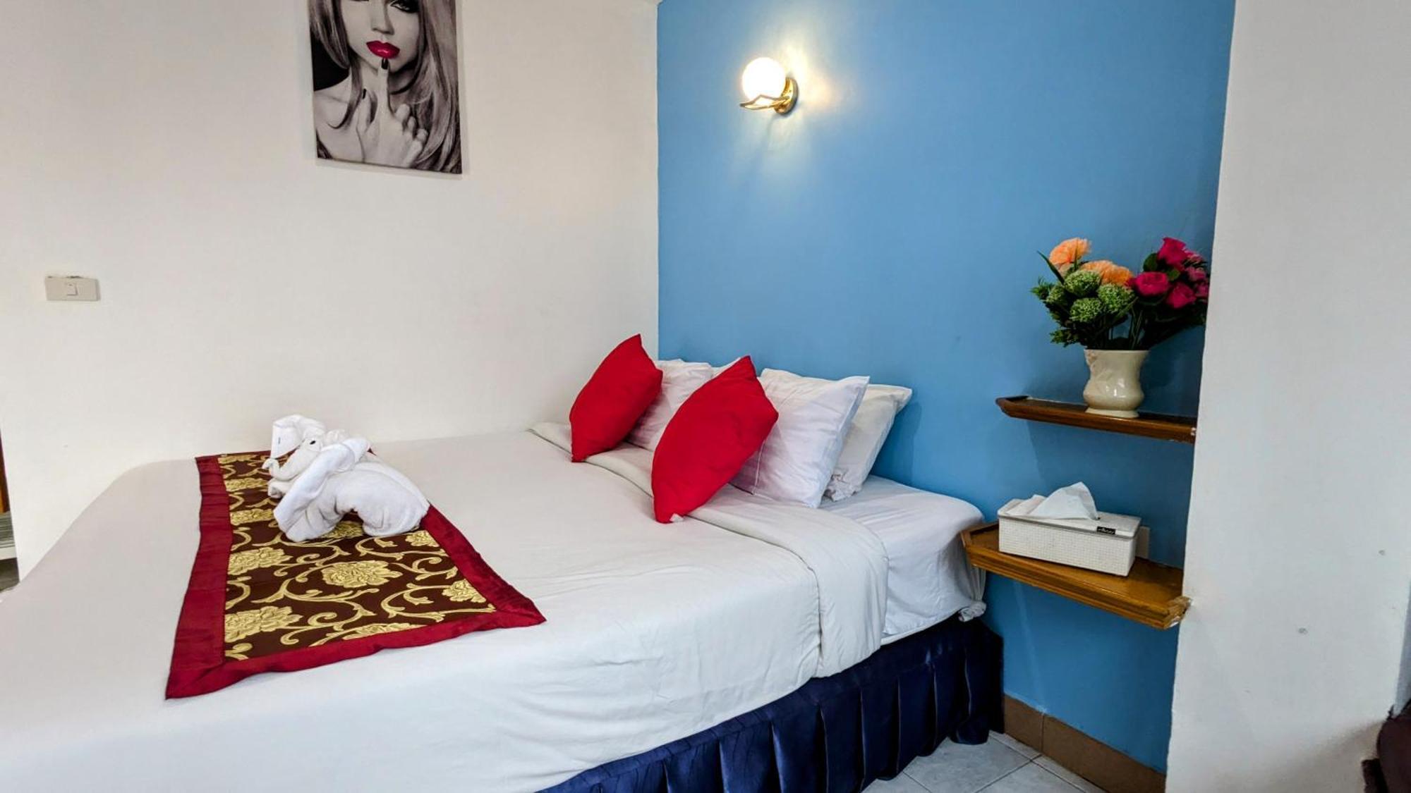 Heaven House Restro & Bar Hotel Patong Luaran gambar