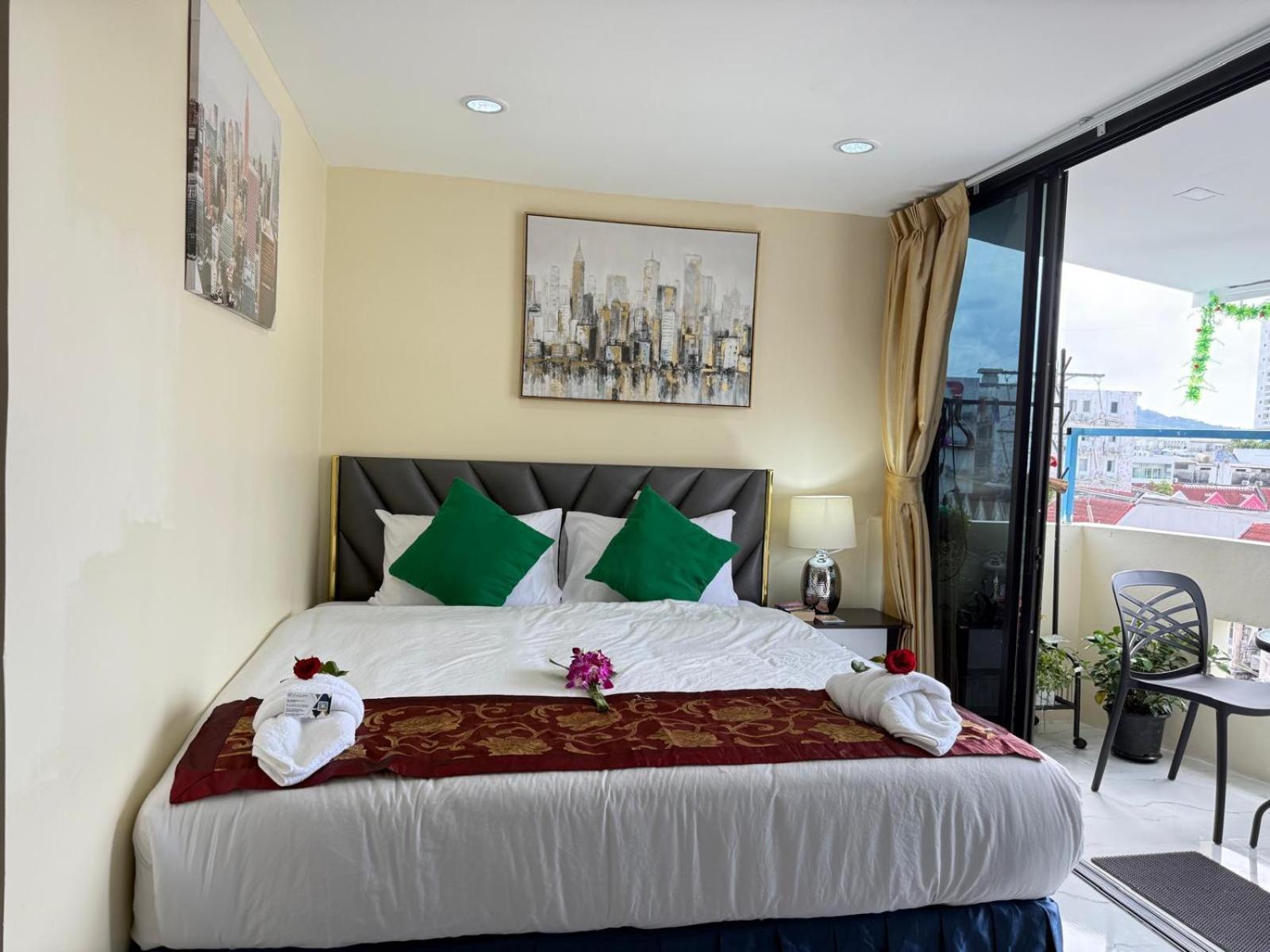 Heaven House Restro & Bar Hotel Patong Luaran gambar